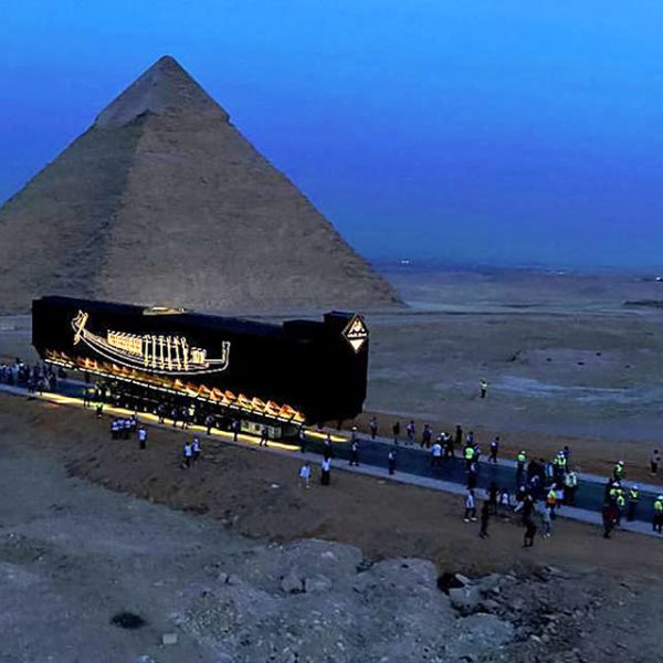Barca solară a faraonului Keops (Khufu) a fost mutată în Marele Muzeu Egiptean